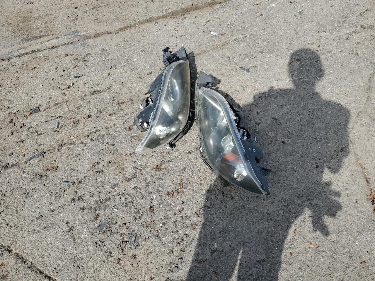 JM1BK12F041119418 2004 Mazda 3 I