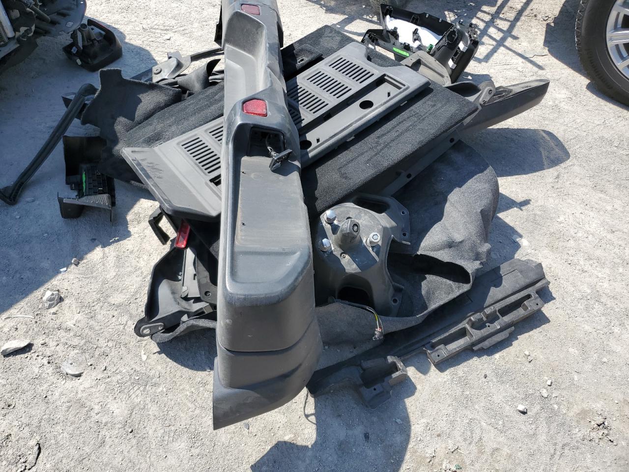 1C4HJXEG6JW319738 2018 Jeep Wrangler Unlimited Sahara