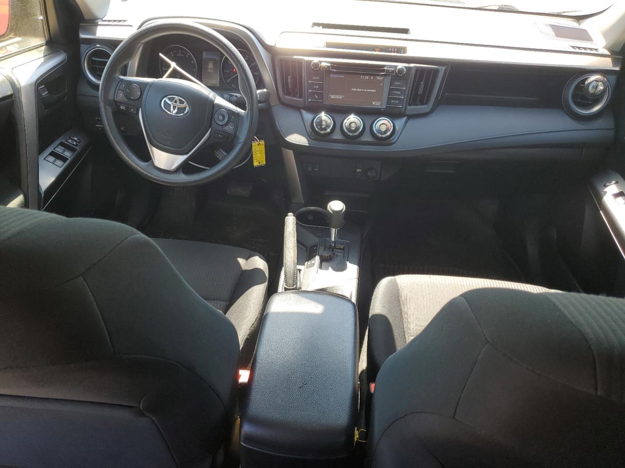 JTMBFREV0HJ152883 2017 Toyota Rav4 Le