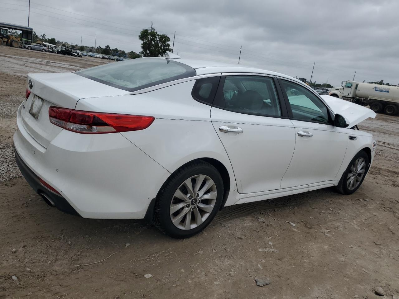 5XXGT4L35JG273597 2018 Kia Optima Lx