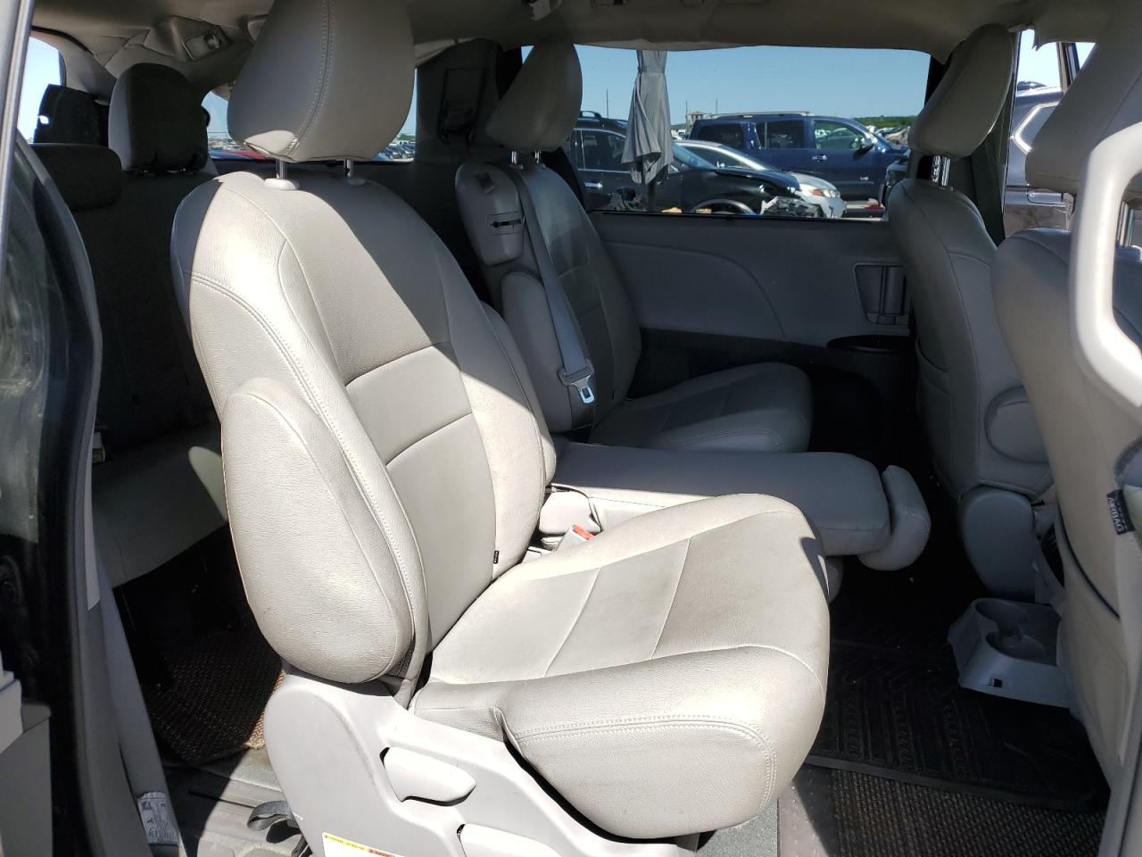 2018 Toyota Sienna Le vin: 5TDKZ3DC0JS935604