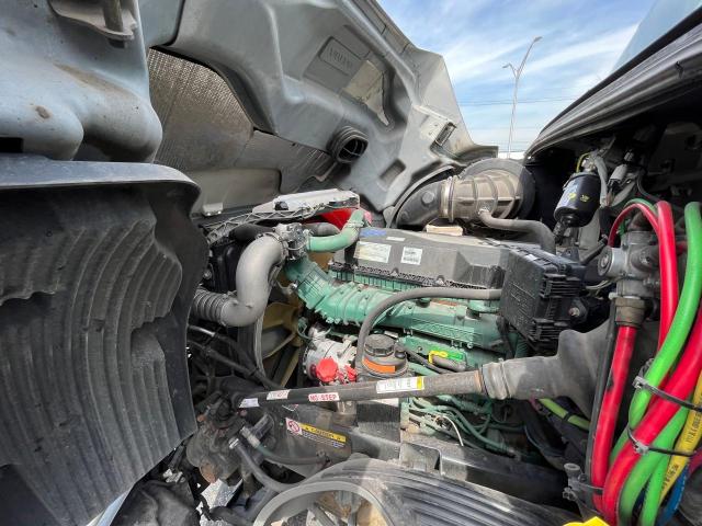 Lot #2468386717 2019 VOLVO VN VNL salvage car