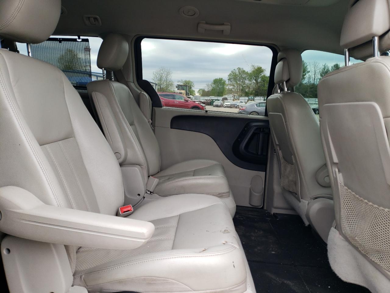 2A4RR8DG8BR804312 2011 Chrysler Town & Country Touring L