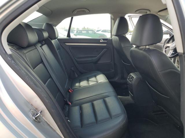 2010 Volkswagen Jetta - Image 10