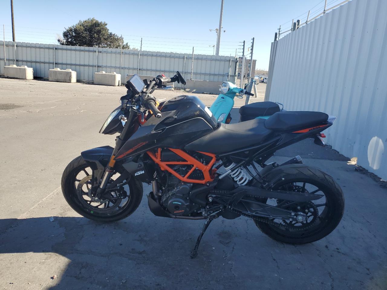 Lot #2996901857 2023 KTM 390 DUKE