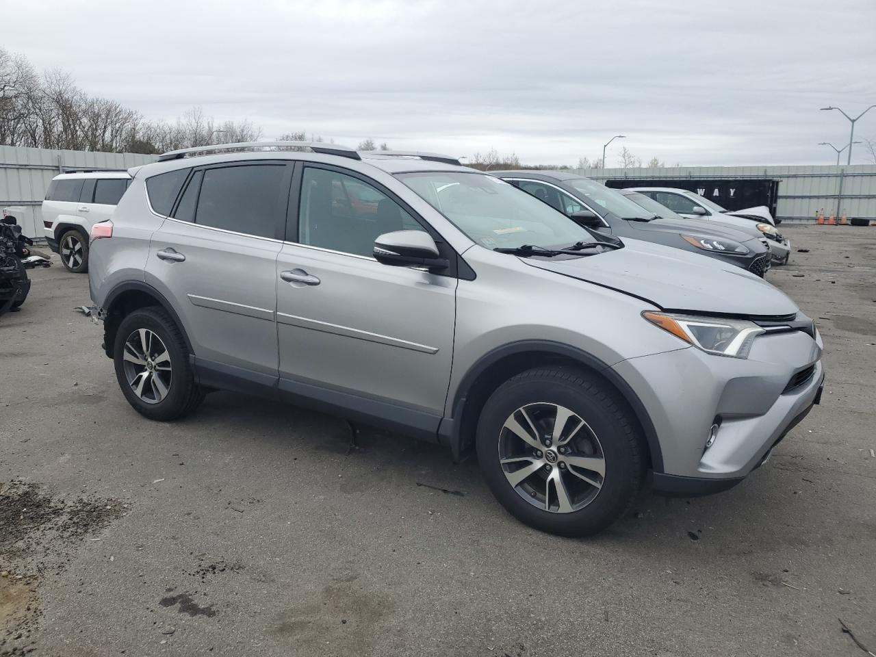 2T3RFREV9HW661483 2017 Toyota Rav4 Xle