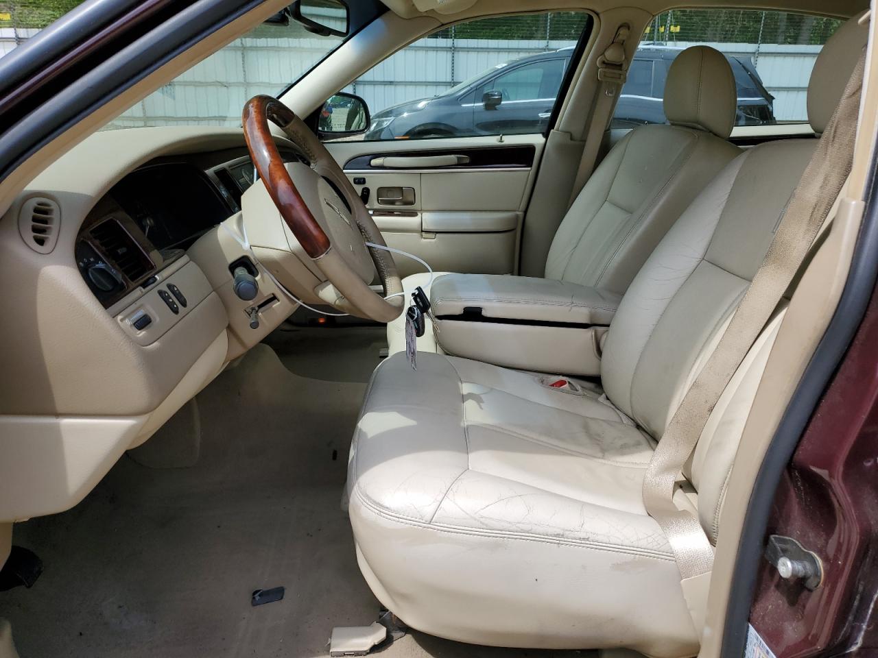 2LNBL8CV4AX605871 2010 Lincoln Town Car Signature Limited