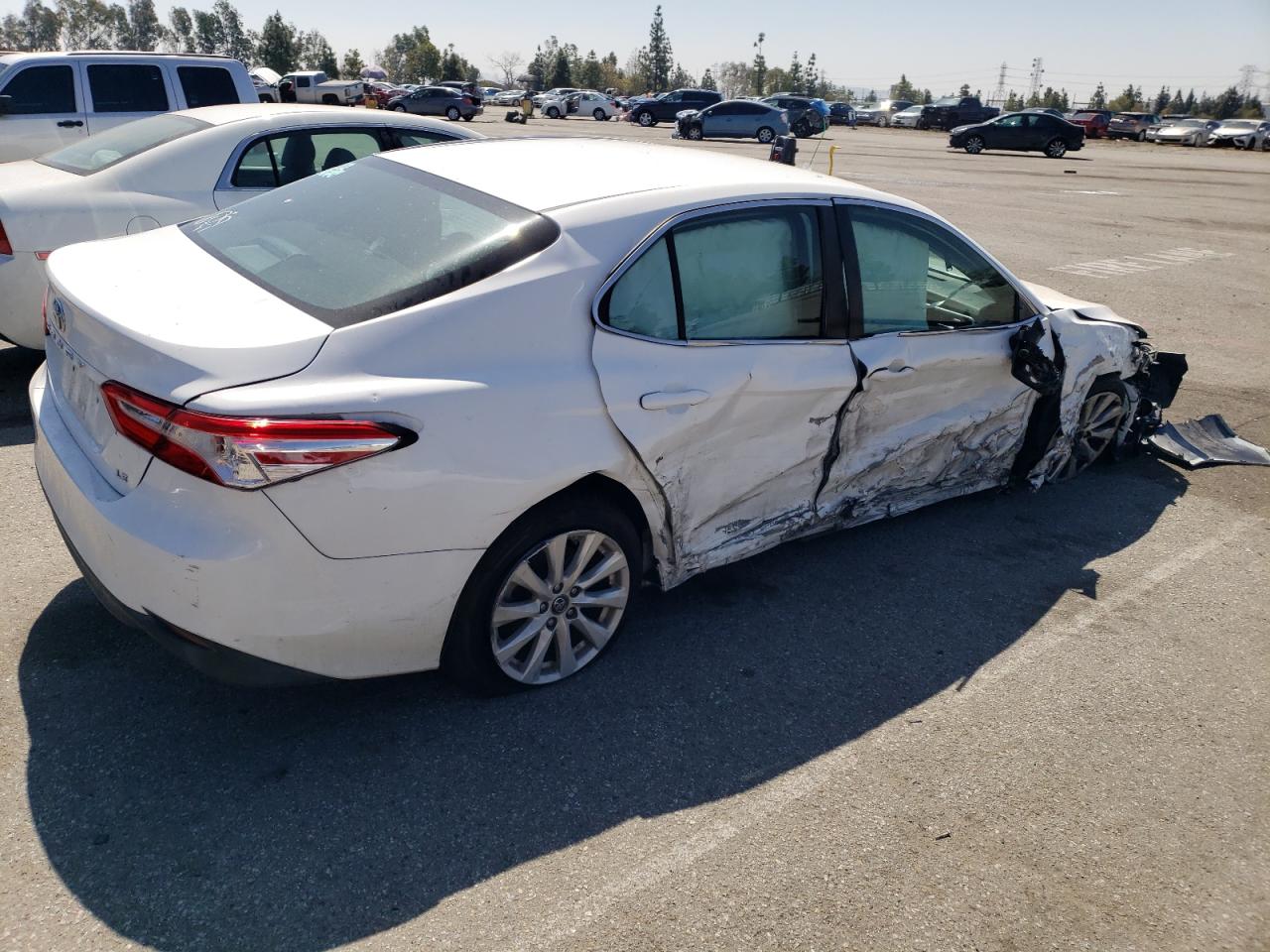 2018 Toyota Camry L vin: 4T1B11HK2JU578740