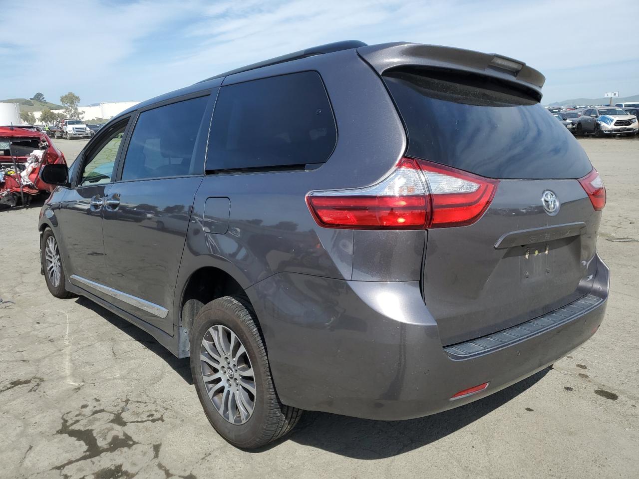 5TDYZ3DC8KS008216 2019 Toyota Sienna Xle