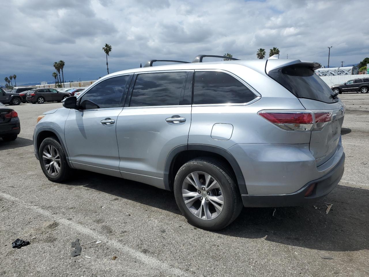 2015 Toyota Highlander Le vin: 5TDZKRFHXFS046668