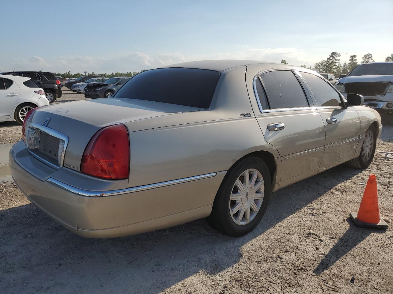 2LNBL8CV1AX752147 2010 Lincoln Town Car Signature Limited