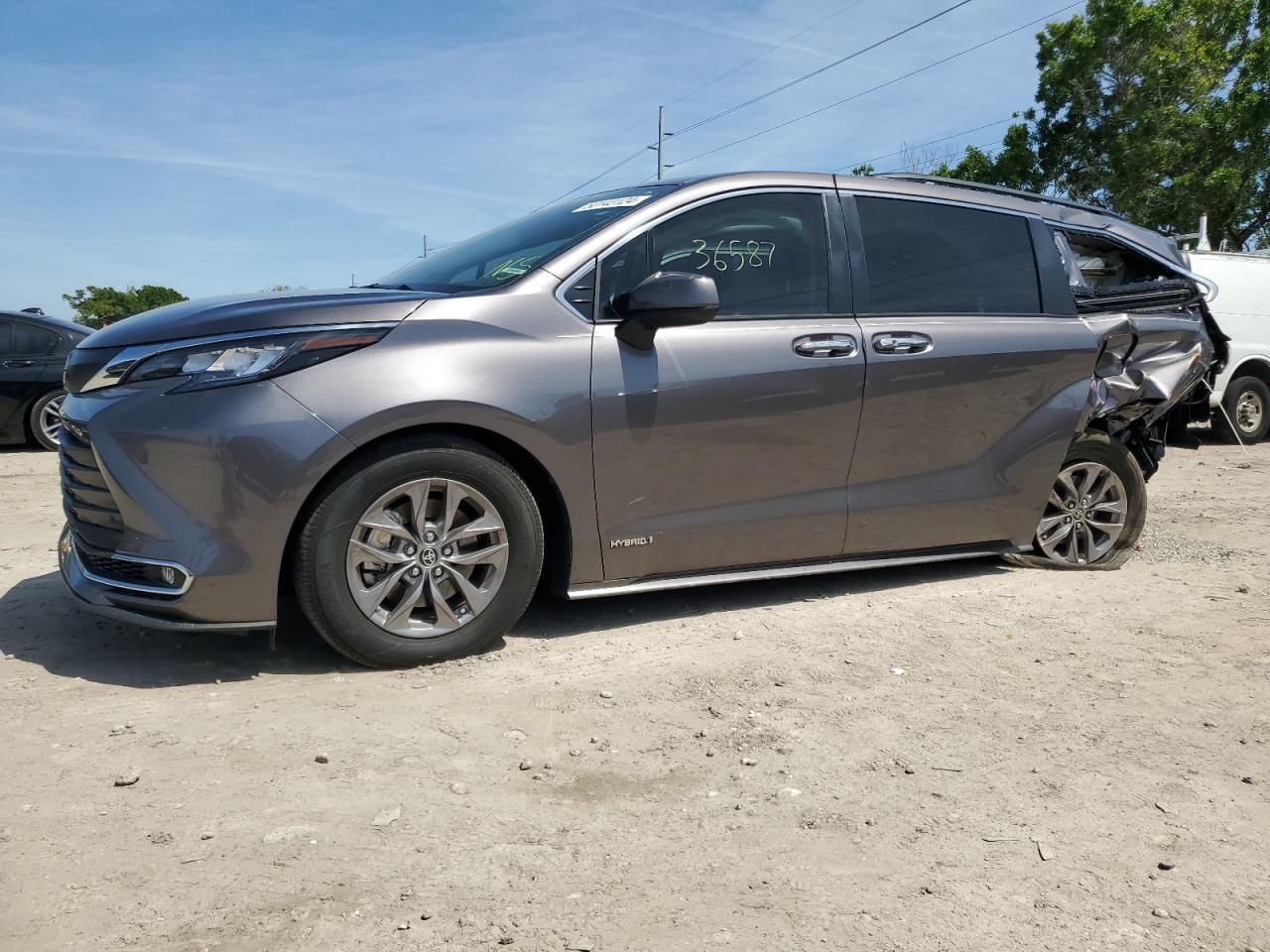 5TDJRKEC1MS044875 2021 Toyota Sienna Xle