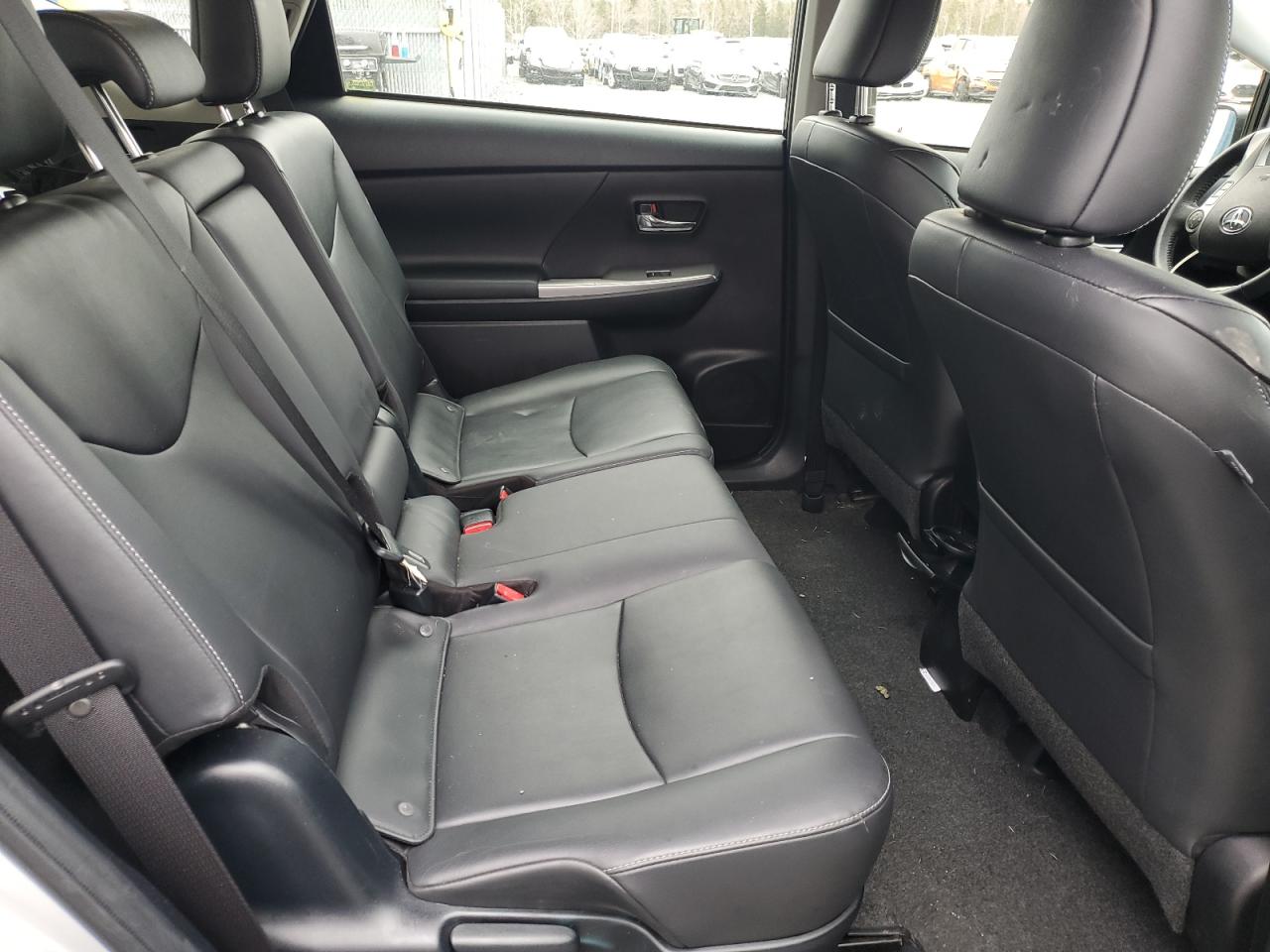 JTDZN3EU8JJ074736 2018 Toyota Prius V