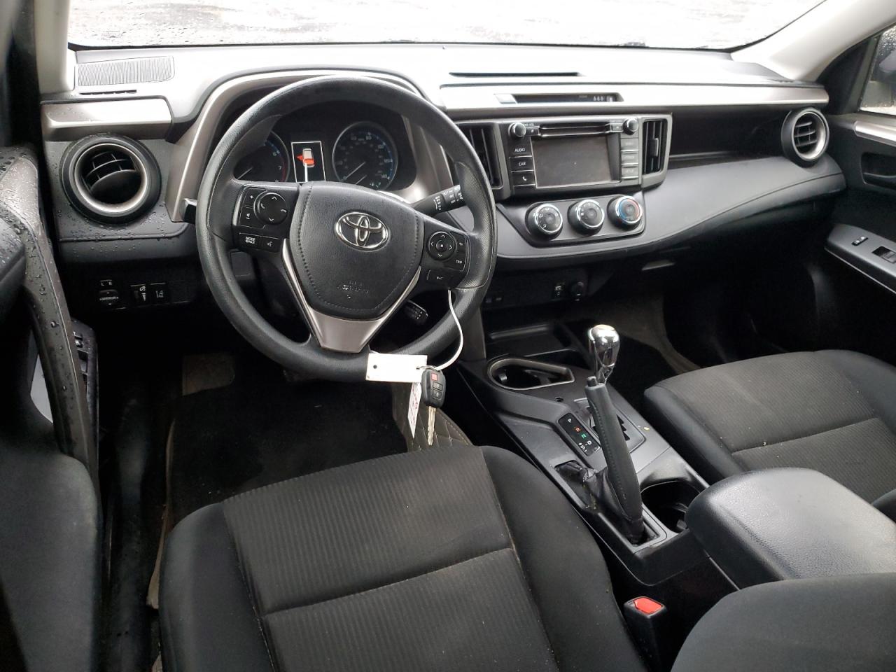 JTMBFREV5JJ729316 2018 Toyota Rav4 Le