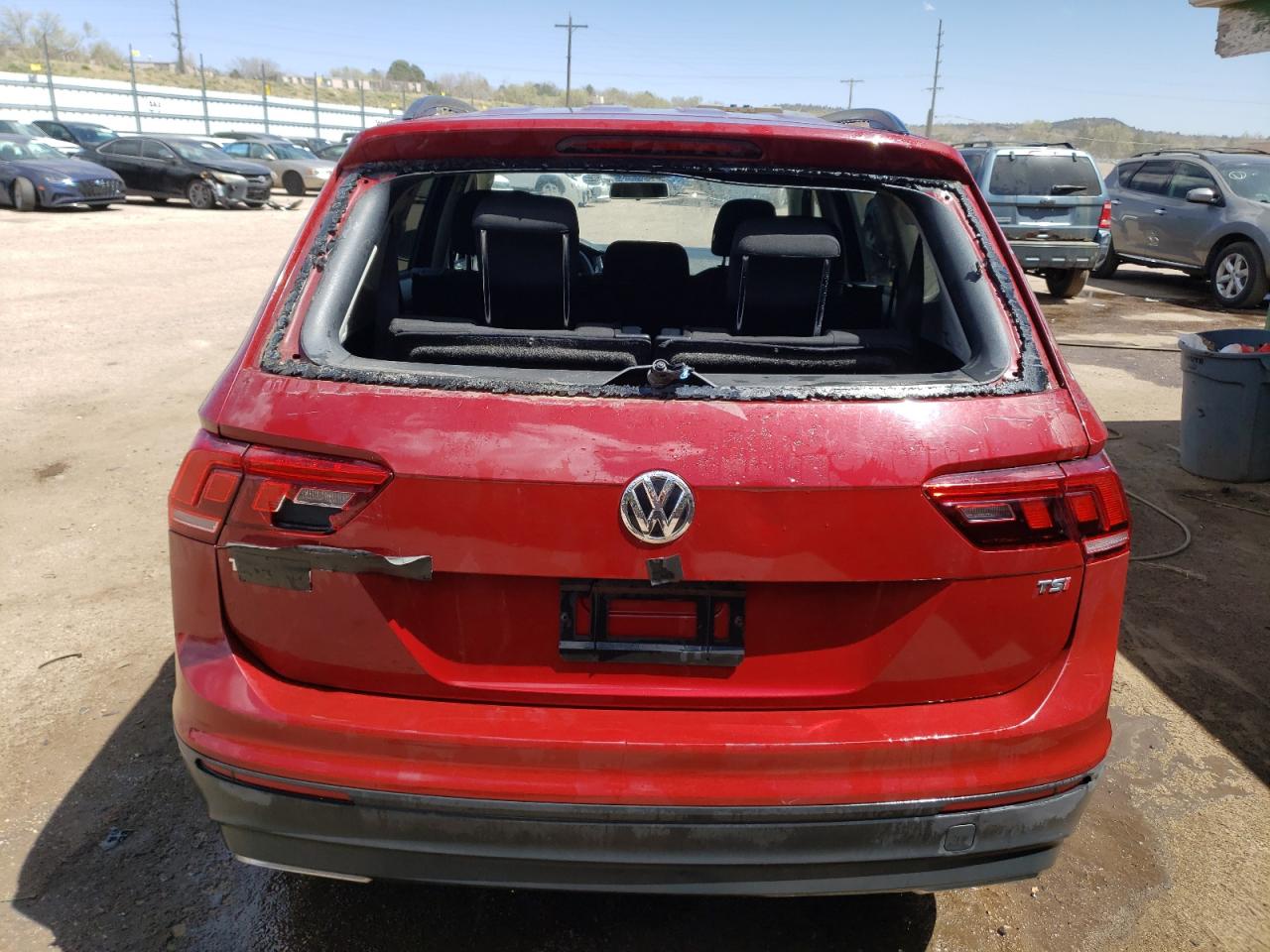 3VV1B7AX8JM214706 2018 Volkswagen Tiguan S