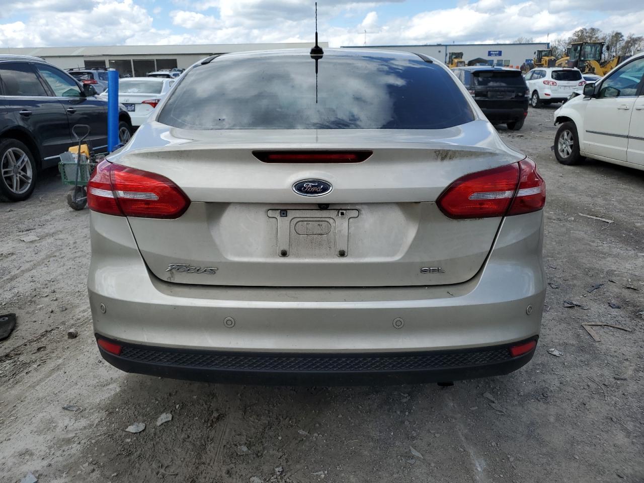 2018 Ford Focus Sel vin: 1FADP3H22JL229242