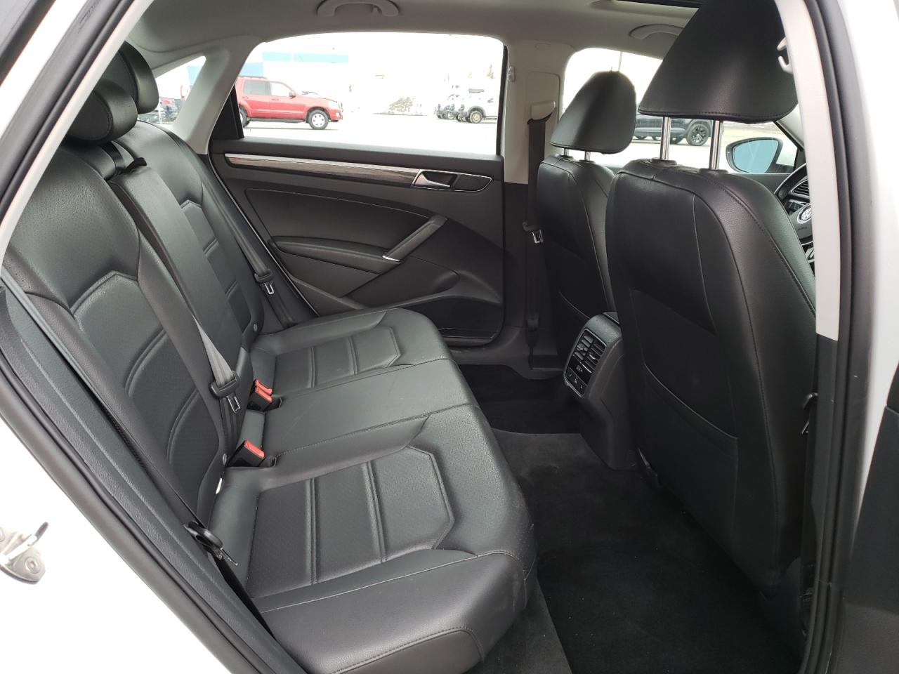 1VWBA7A39JC038380 2018 Volkswagen Passat Se