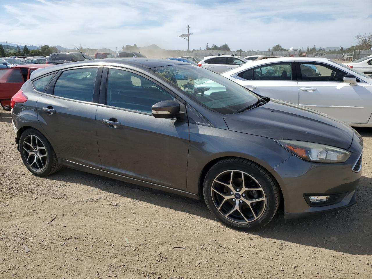 2017 Ford Focus Sel vin: 1FADP3M22HL263696