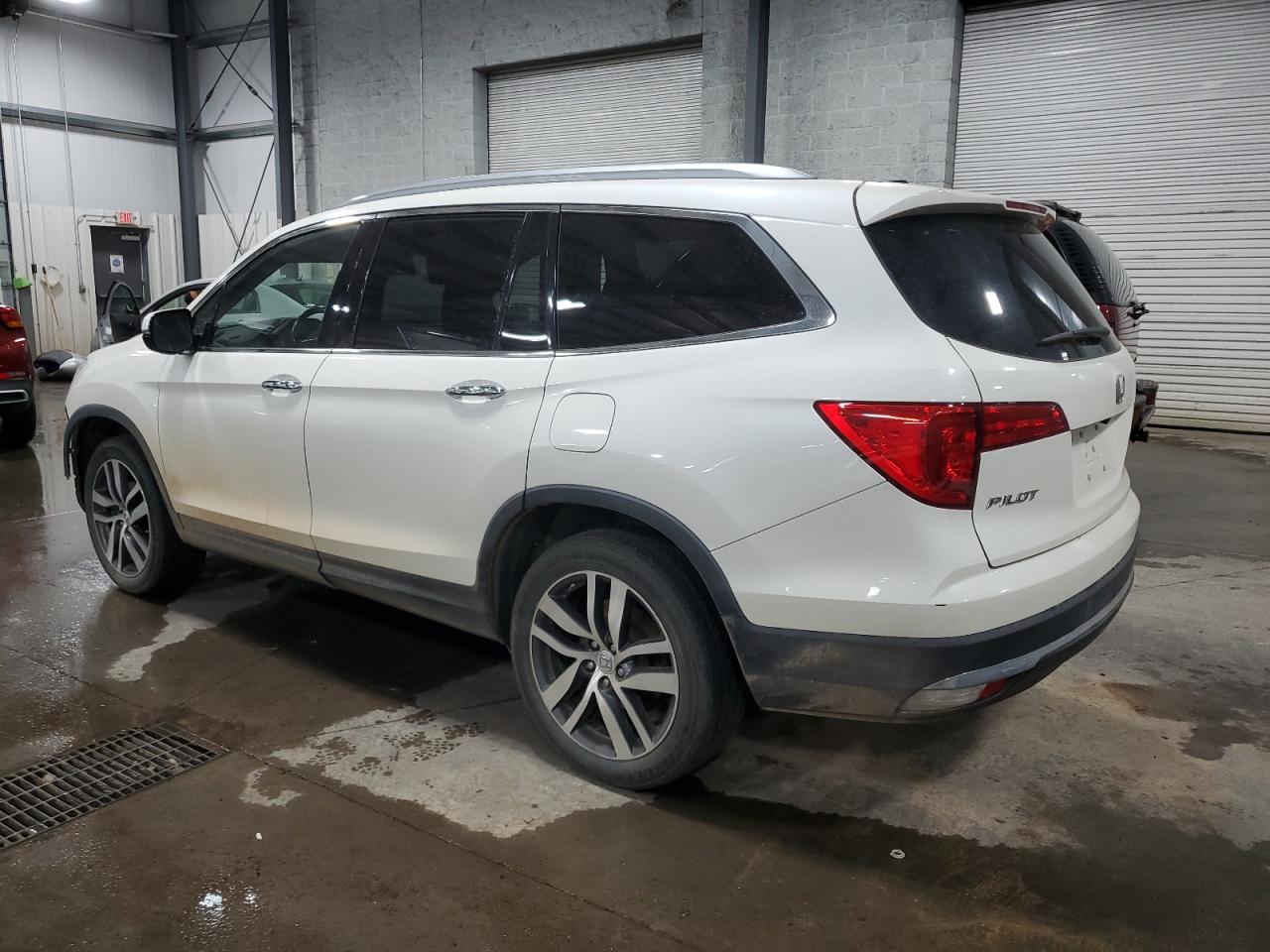 5FNYF6H99HB029615 2017 Honda Pilot Touring