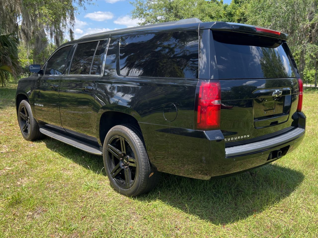 2017 Chevrolet Suburban C1500 Lt vin: 1GNSCHKCXHR232528