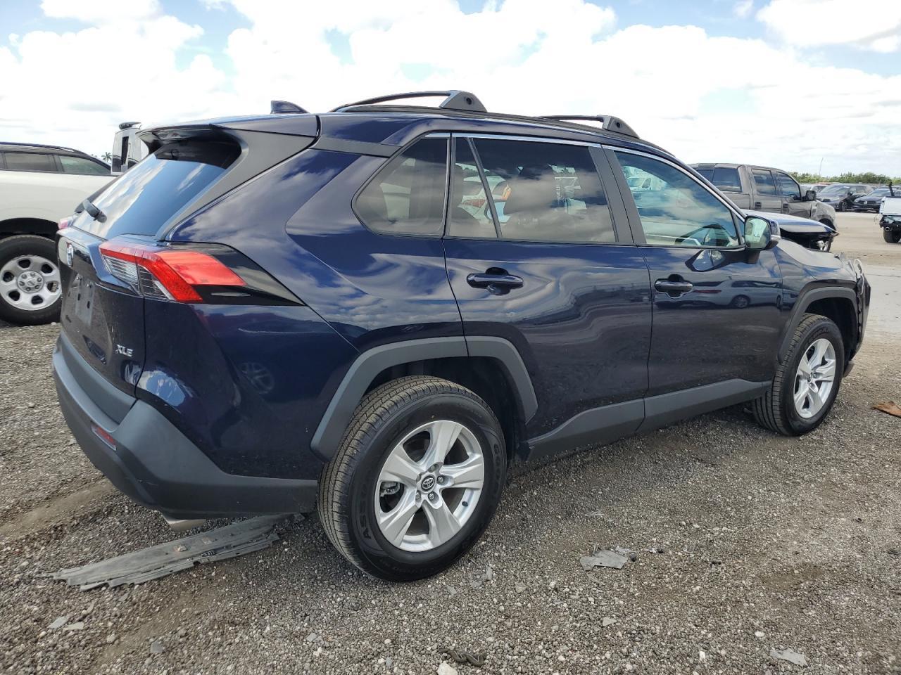 2T3W1RFV4MC086642 2021 Toyota Rav4 Xle