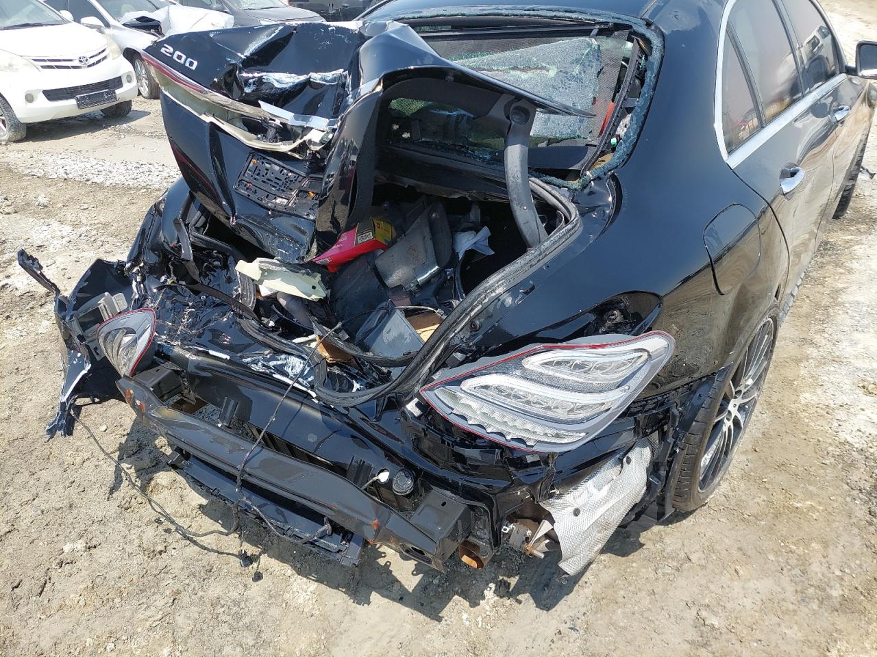WDDWF4CB3FR061138 Auction: COPART UAE Lot: 52177814 Location: DUBAI INDUSTRIAL CITY - DUBAI WDDWF4CB3FR061138 MERCEDES BENZ C200 2015 BLACK Photo 9
