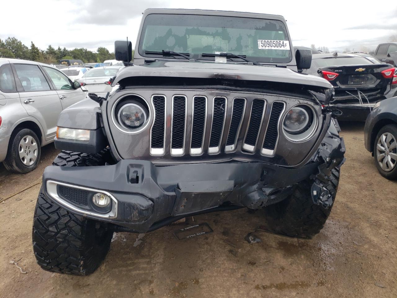 1C4HJXEG1JW261053 2018 Jeep Wrangler Unlimited Sahara