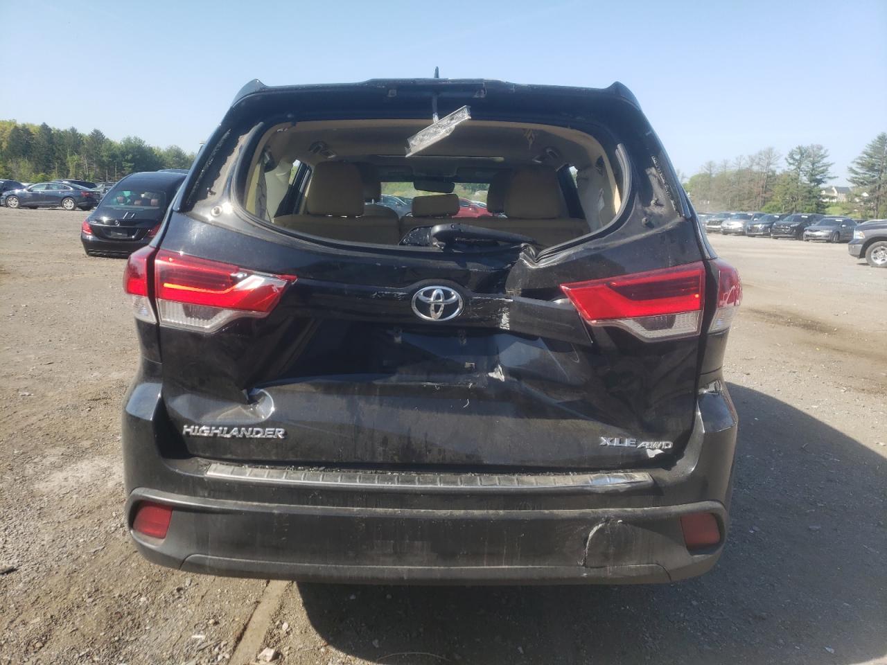 5TDJZRFH4KS617641 2019 Toyota Highlander Se