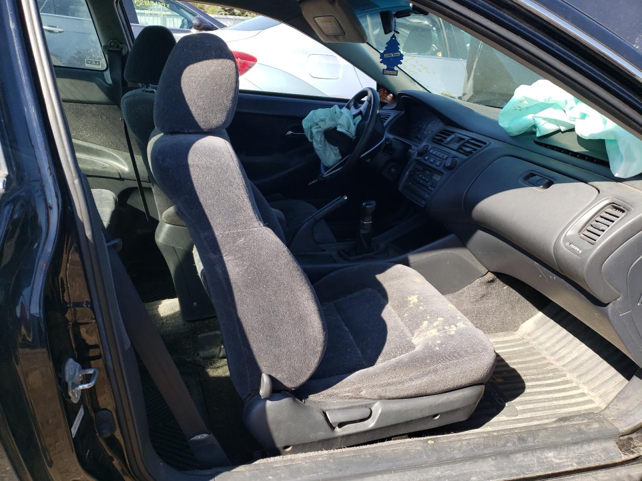 1HGCG3148YA004414 2000 Honda Accord Lx