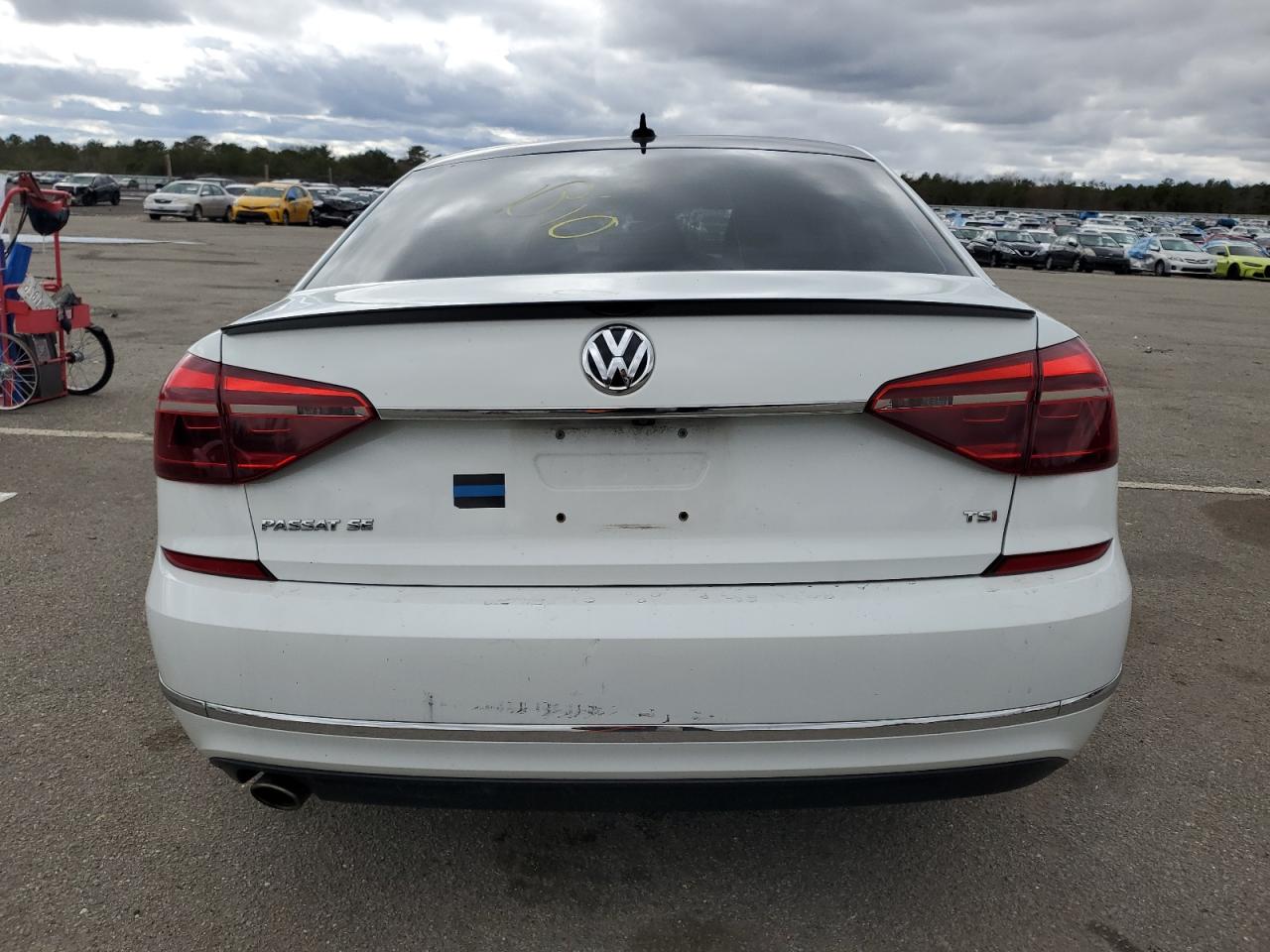 2018 Volkswagen Passat Se vin: 1VWBA7A35JC027182