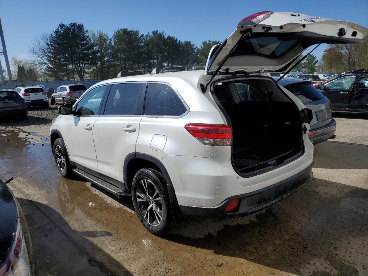 2019 Toyota Highlander Le vin: 5TDBZRFH5KS921095