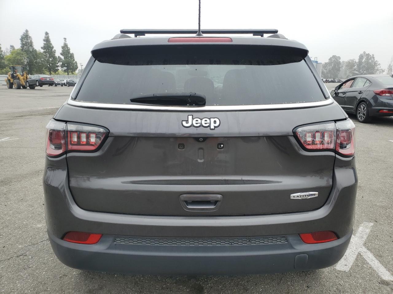 3C4NJCBB6JT124555 2018 Jeep Compass Latitude