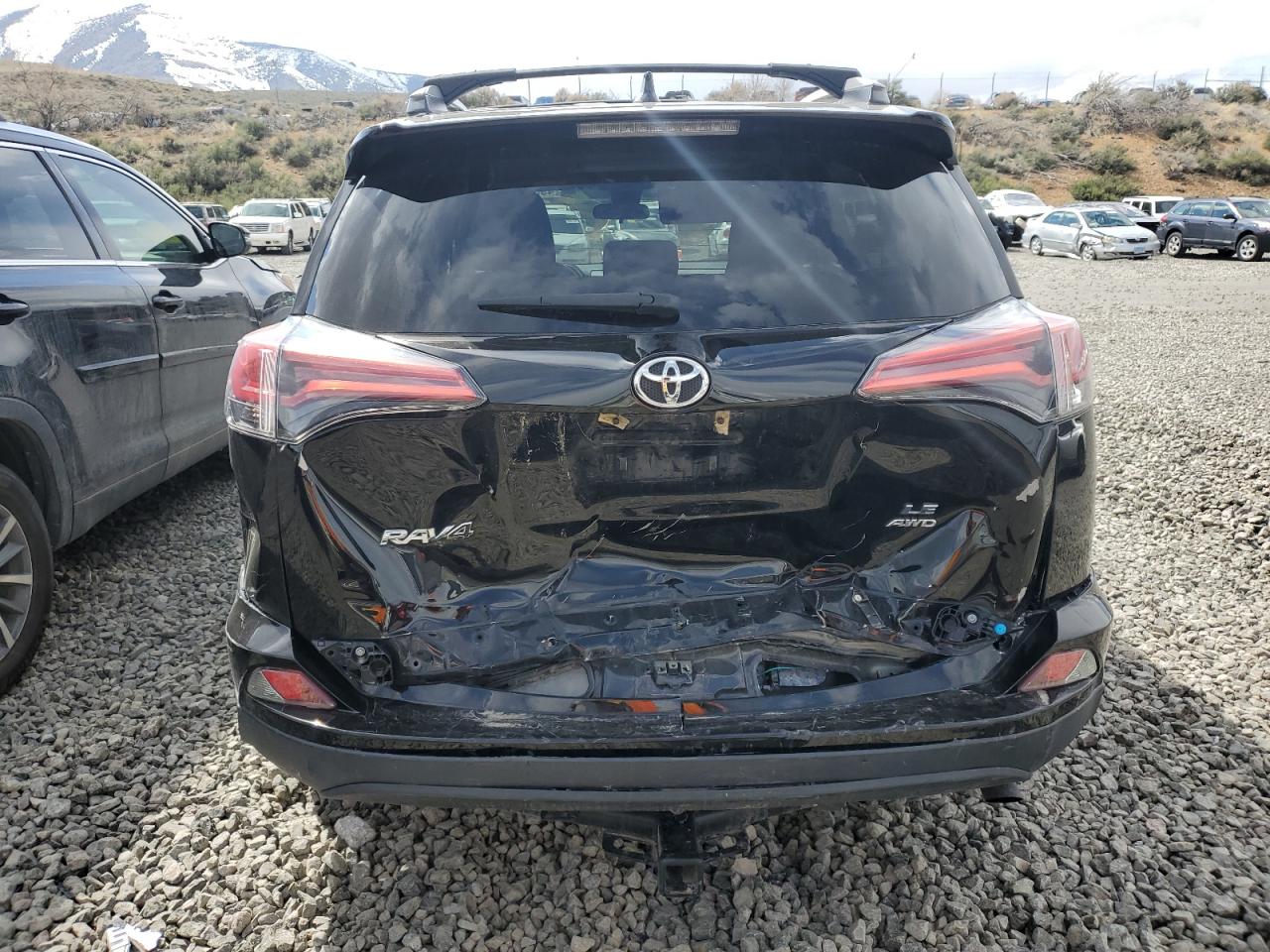 2T3BFREV7JW844002 2018 Toyota Rav4 Le