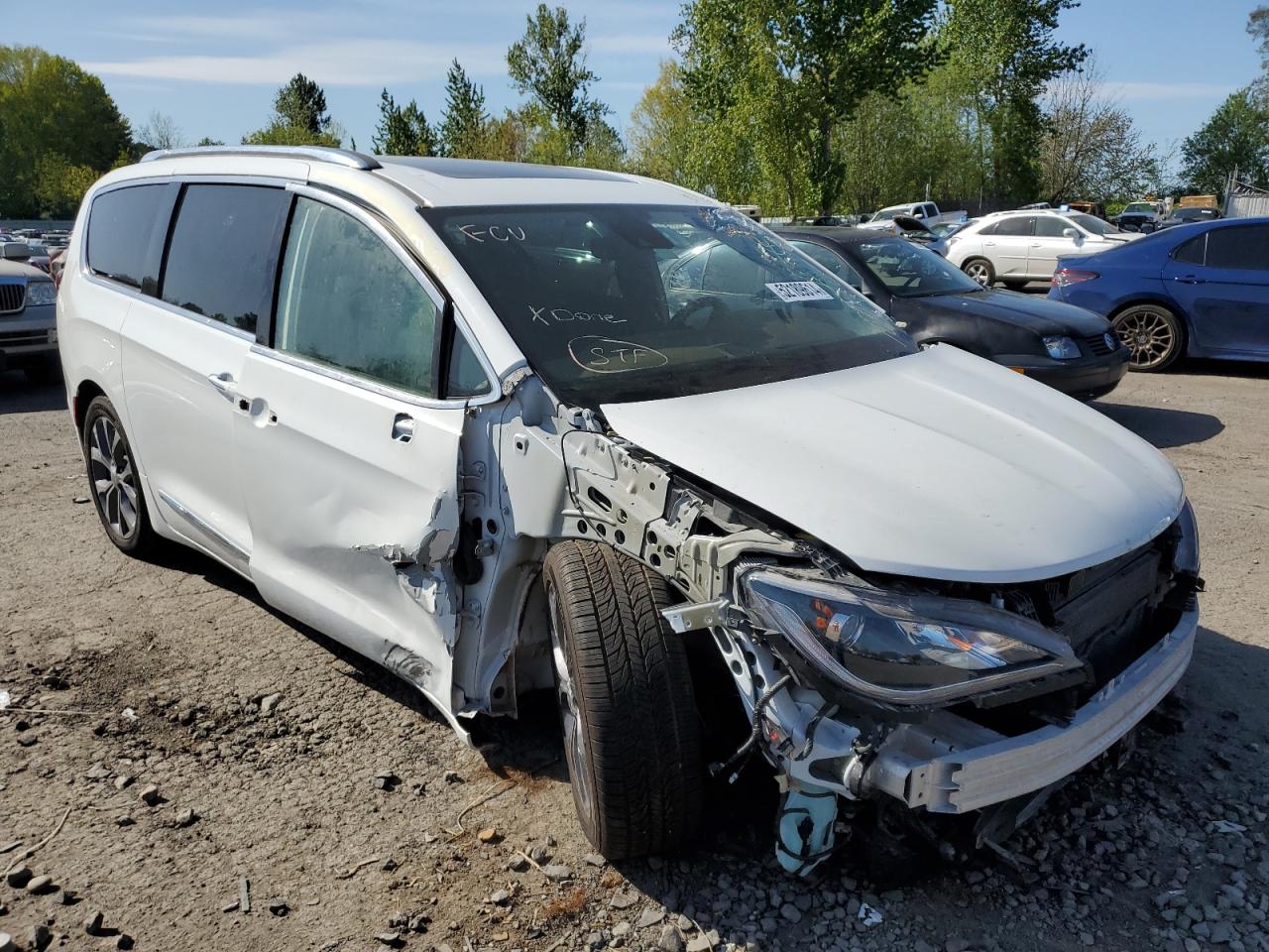 2017 Chrysler Pacifica Limited vin: 2C4RC1GG4HR643301