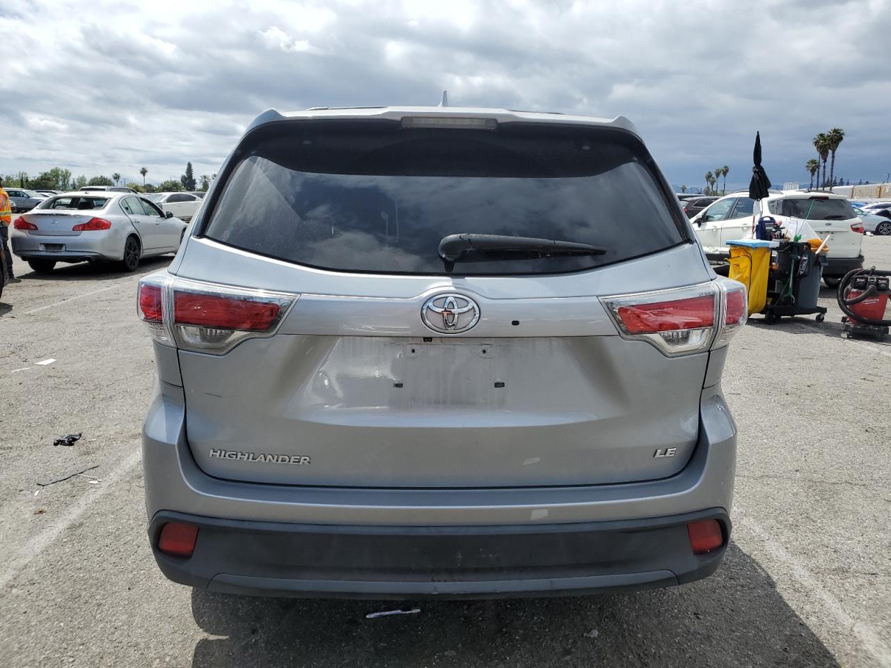 2015 Toyota Highlander Le vin: 5TDZKRFHXFS046668