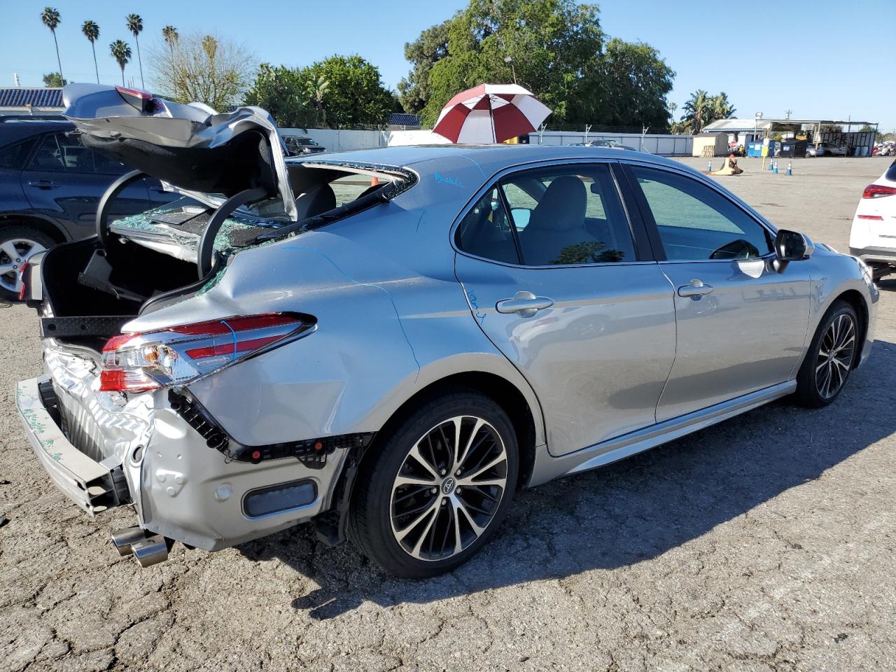 2018 Toyota Camry L vin: 4T1B11HK2JU643702