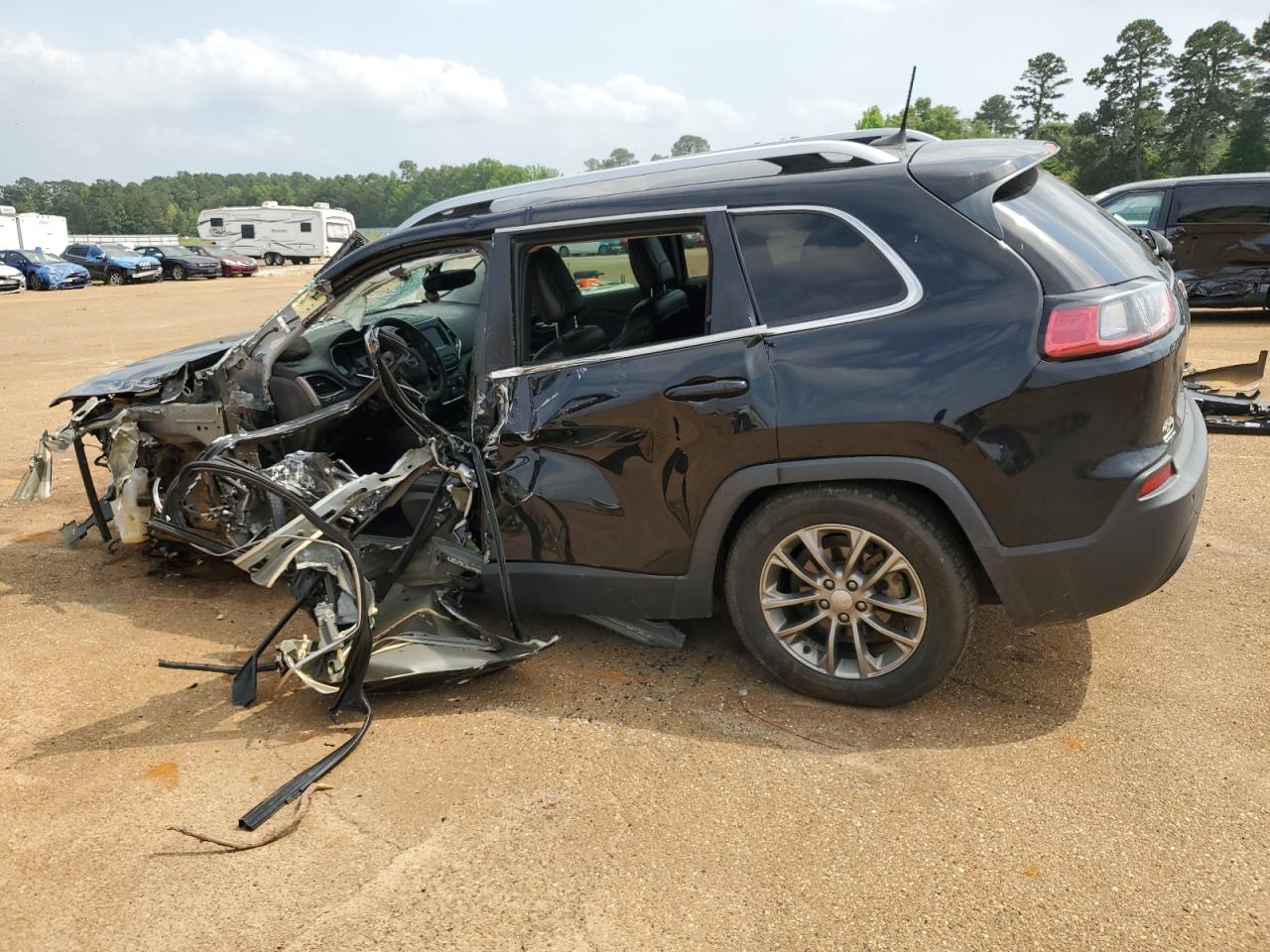 1C4PJLLBXKD332825 2019 Jeep Cherokee Latitude Plus