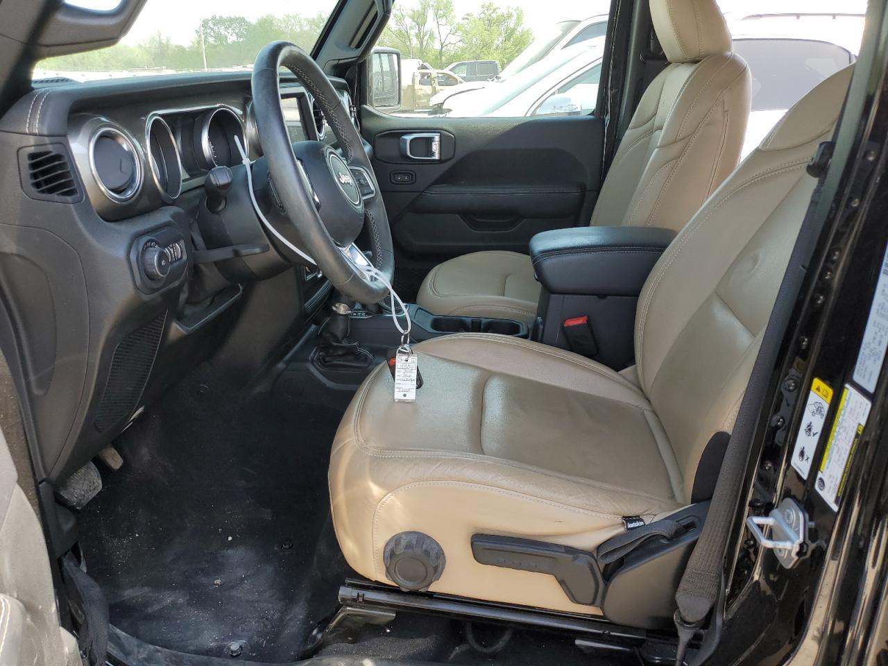 1C4HJXEG6JW319738 2018 Jeep Wrangler Unlimited Sahara