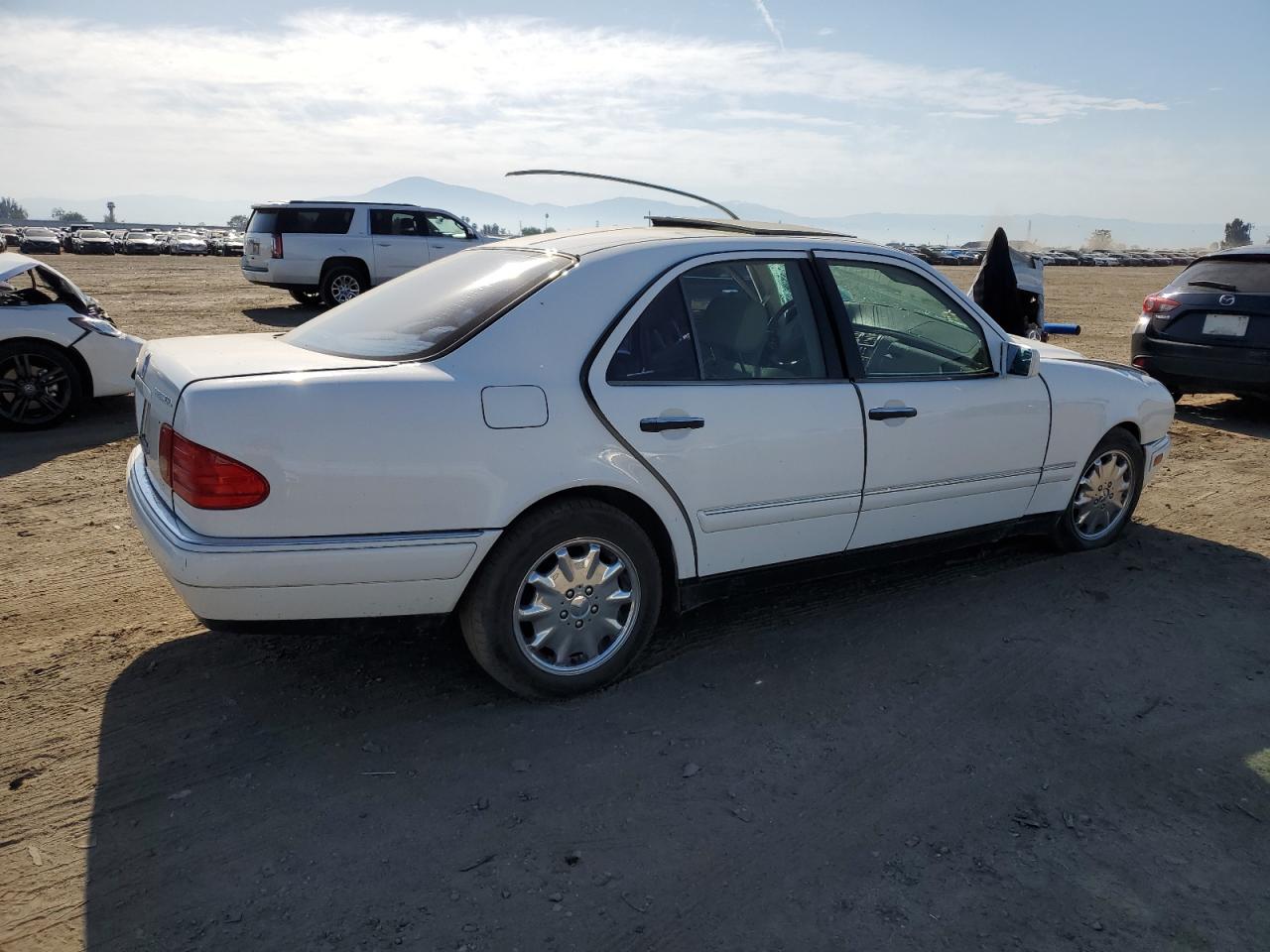 WDBJF25H4XA919208 1999 Mercedes-Benz E 300Td