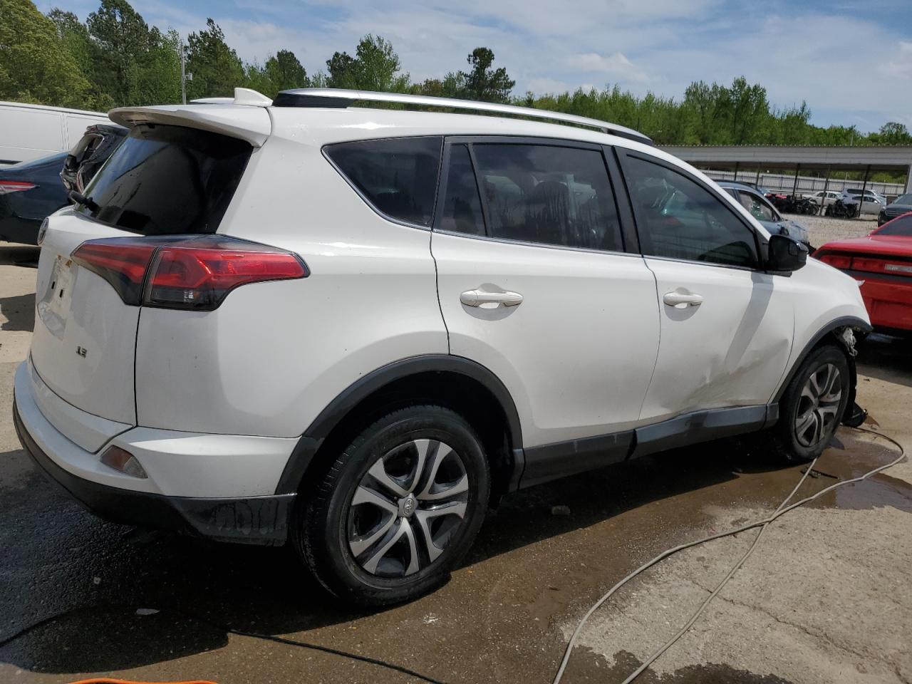 2017 Toyota Rav4 Le vin: JTMZFREV4HJ105340