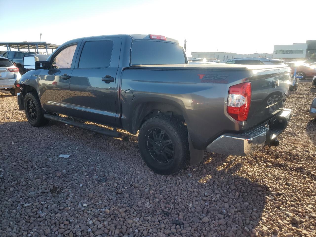 5TFDW5F10HX604762 2017 Toyota Tundra Crewmax Sr5