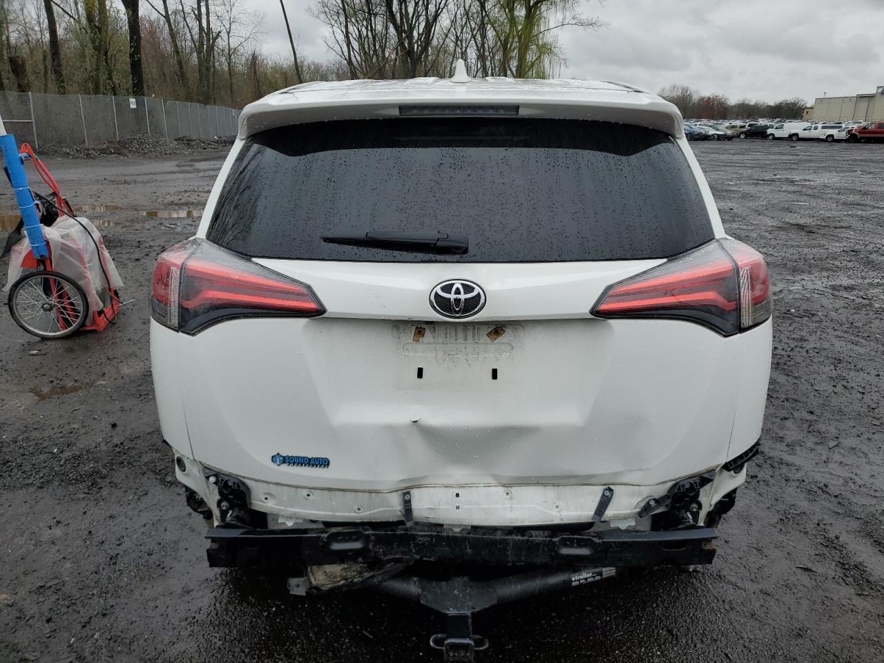 JTMBFREV5JJ729316 2018 Toyota Rav4 Le