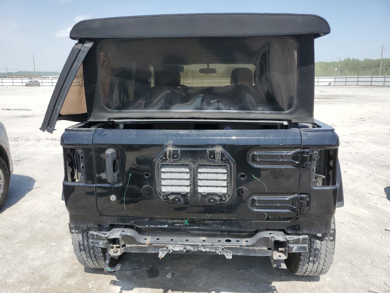 1C4HJXEG6JW319738 2018 Jeep Wrangler Unlimited Sahara