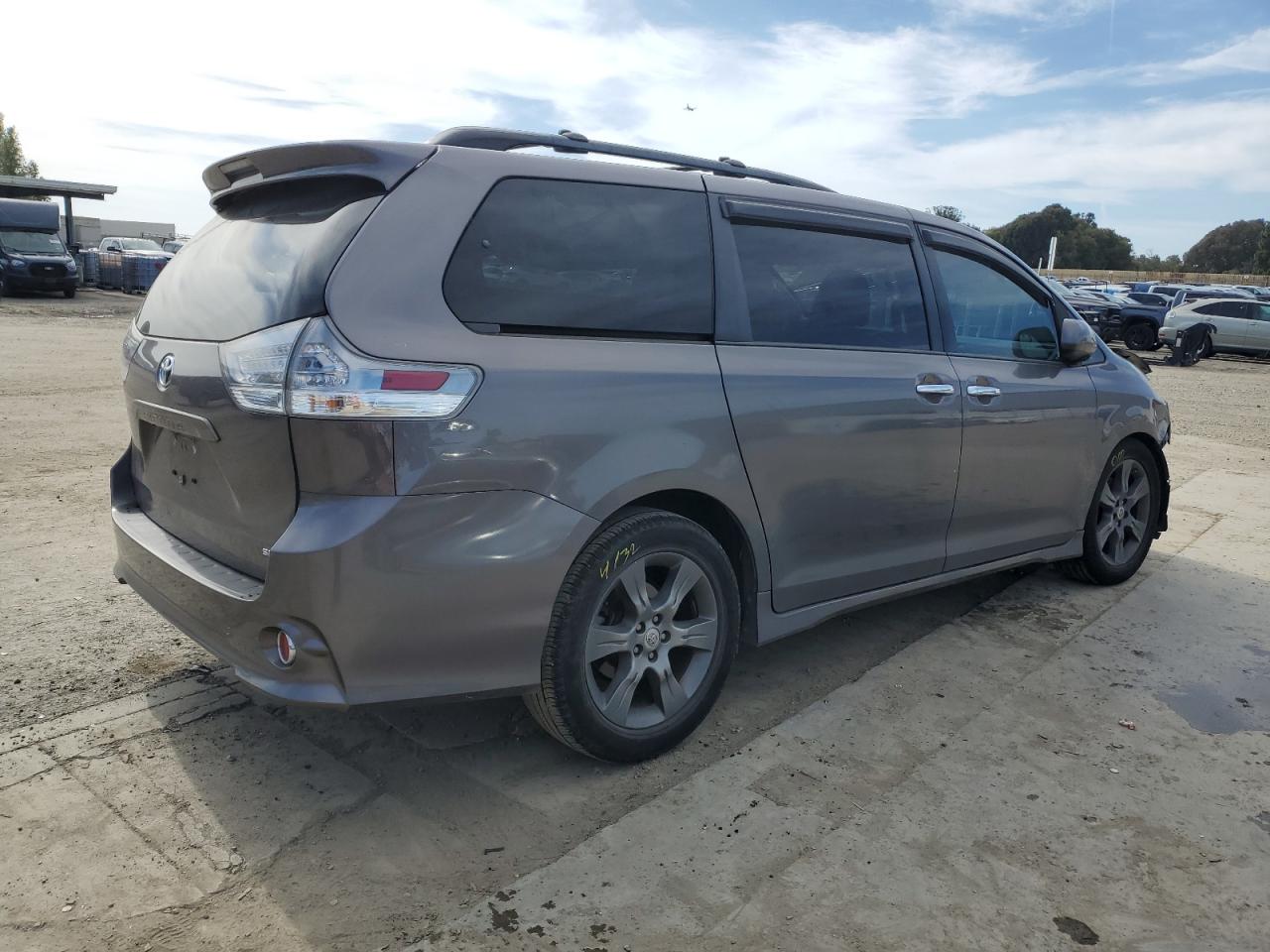 2016 Toyota Sienna Se vin: 5TDXK3DC8GS756066