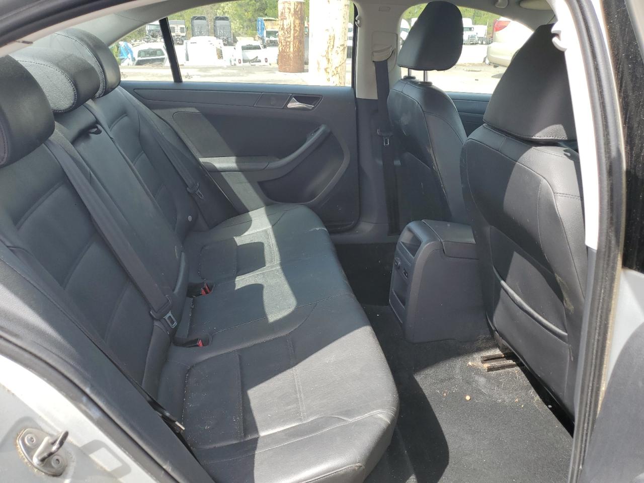 3VWDX7AJ2BM303694 2011 Volkswagen Jetta Se