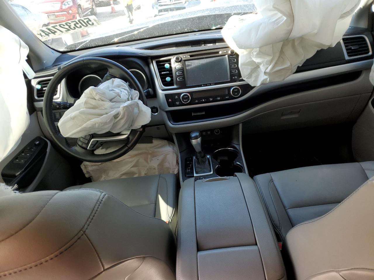 5TDJZRFH1KS723299 2019 Toyota Highlander Se