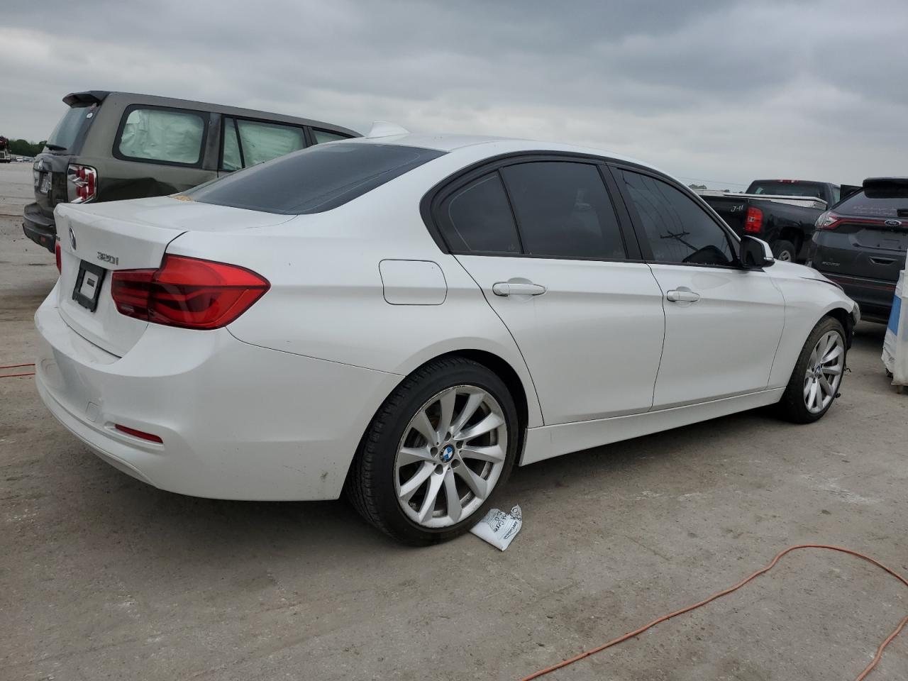 WBA8E5G52JNV02898 2018 BMW 320 Xi