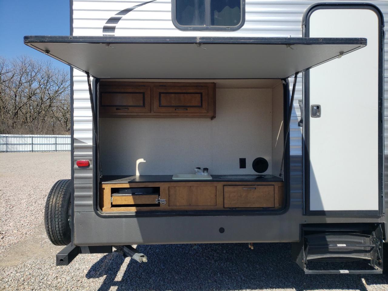 4YDT32820JS370583 2018 Cros Zinger