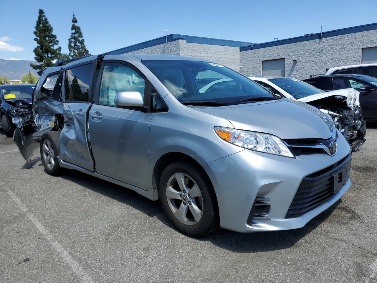 5TDKZ3DC2KS004619 2019 Toyota Sienna Le