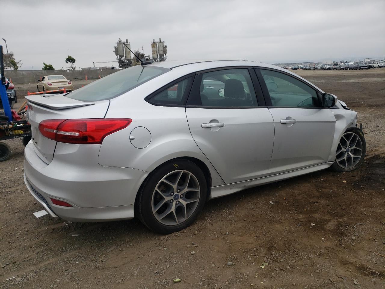 2016 Ford Focus Se vin: 1FADP3F29GL384124